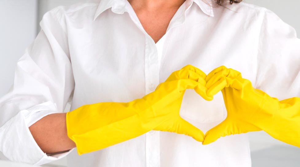 worker giving advice about the wellbeing impact of cleaning